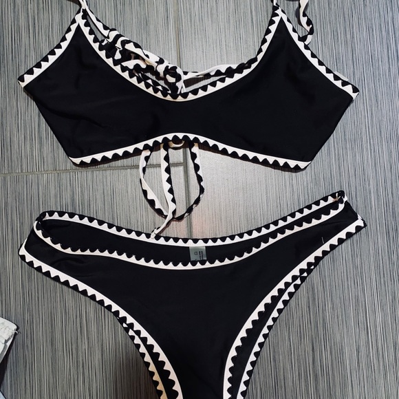 Bikini - Picture 2 of 3